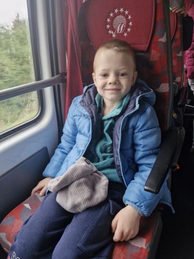 Chłopiec siedzi w autobusie