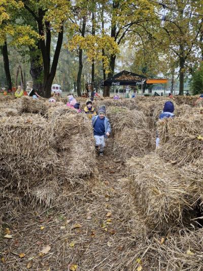 Dzieci biegają w labiryncie ze słomy