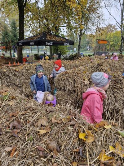 Dzieci biegają w labiryncie ze słomy