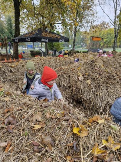 Dzieci biegają w labiryncie ze słomy