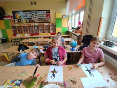 Uczennice tworzą pracę  Pani Jesień moich marzeń