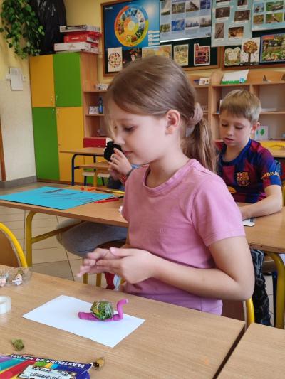 Uczennica wykonuje pracę z plasteliny