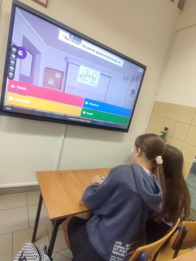 Uczniowie układają i rozwiązują krzyżowki ćwicząc  słownictwo w j ang.