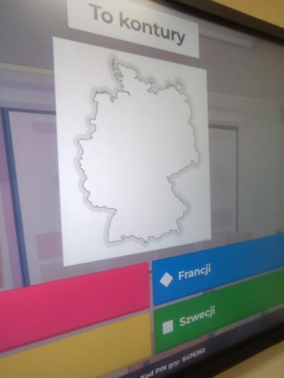 Uczniowie układają i rozwiązują krzyżowki ćwicząc  słownictwo w j ang.