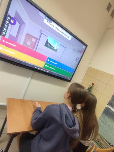 Uczniowie układają i rozwiązują krzyżowki ćwicząc  słownictwo w j ang.