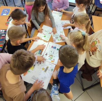 Ucznioiwe klasy pierwszej układają puzle Europy.