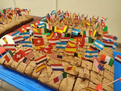 Ciasto z kolorowymi europejskimi flagami.