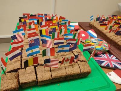 Ciasto z kolorowymi europejskimi flagami.