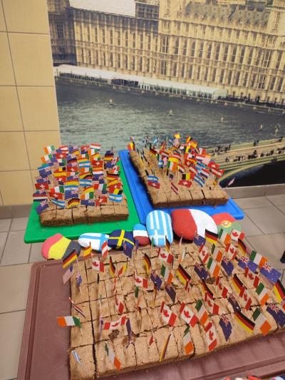 Ciasto z kolorowymi europejskimi flagami