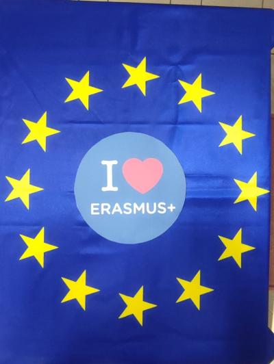 Dekoracja -flaga europejska z gadżetami Erasmus Days