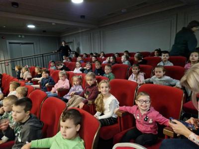 Dzieci siedzą na fotelach w Gorlickim Centrum Kultury