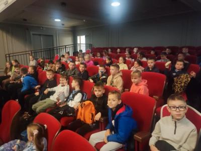 Dzieci siedzą na fotelach w Gorlickim Centrum Kultury