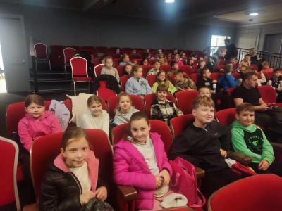 Dzieci siedzą na fotelach w Gorlickim Centrum Kultury