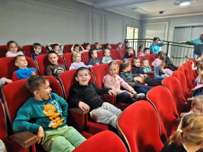 Dzieci siedzą na fotelach w Gorlickim Centrum Kultury