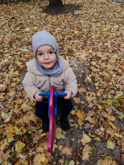 Chłopczyk buja sie na hustawce.