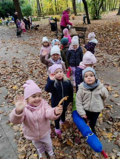 Dzieci z grupy krasnali idą prze park.