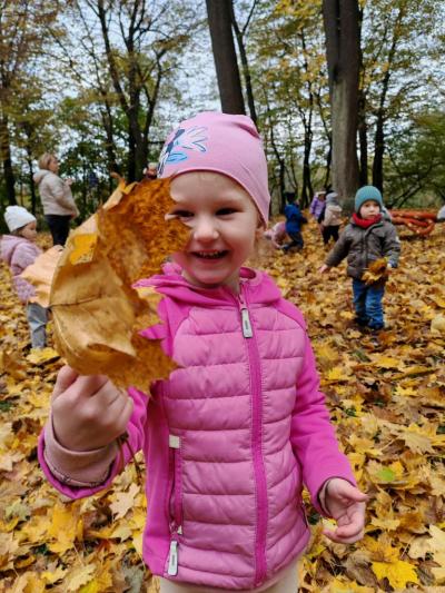 Dziewczyka pozuje z bukietem lisci