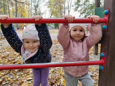 Dziewczynki pozują na placu zabaw