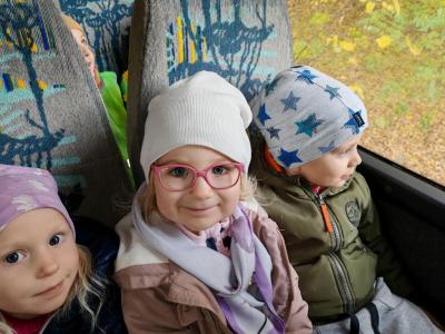 Dziewczynki pozują w autokarze