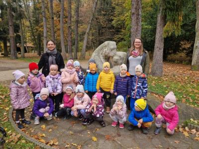 Zdjęcie Sówek przy pomniku misiów