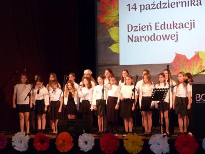 Występ młodzieży z Zespołu Szkolno-Przedszkolnego w LIbuszy - chór szkolny.