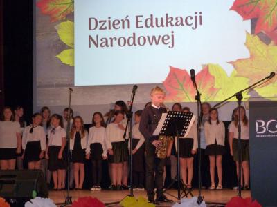 12. Występ uczniów z Libuszy - na pierwszym planie chłopiec z klasy 5 grający na saksofonie.JPG