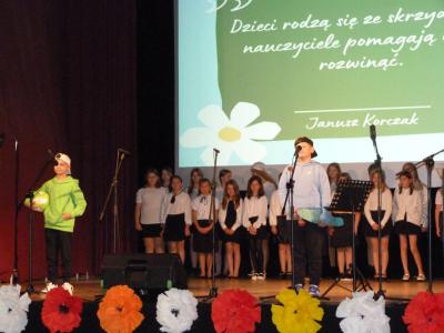 15. Występ uczniów - dwaj chłopcy z piłką i deskorolką recytują wiersz..JPG