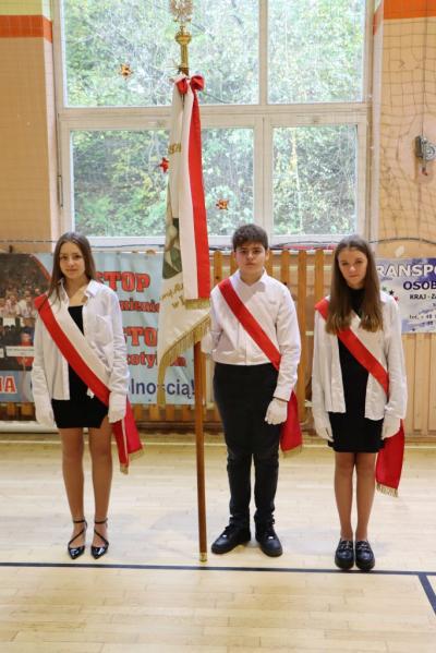 Poczet sztandarowy ZSP w Libuszy podczas szkolnych obchodów Święta Edukacji Narodowej.