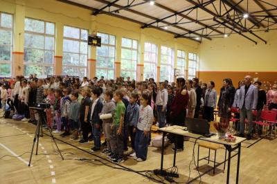 17. Uczniowie i nauczyciele biorący udział w szkolnych obchodach Święta Edukacji Narodowej.JPG