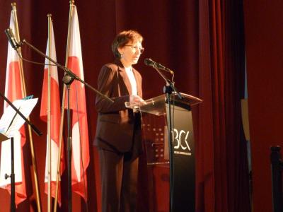 Zdjęcie przedstawia panią Agnieszkę Kapustę - Dyrektora ZSP w Libuszy, prowadzącą gminne obchody Święta Edukacji Narodowej.