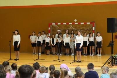 Występ młodzieży - dwie uczennice z klasy 6 recytujące wiersz