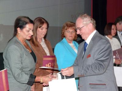 Prezes Odzdziału ZNP Biecz - pan Włodzimierz Makuła wręcza podziękowania nauczycielon - członkom ZNP.