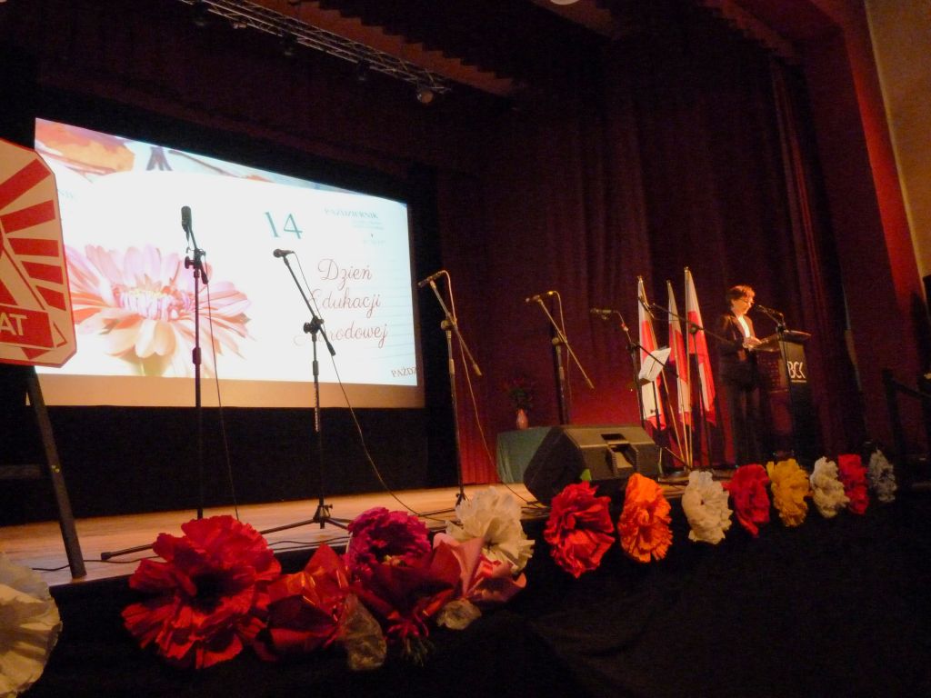 Powitanie gości przybyłych na gminne obchody Święta Edukacji Narodowej przez dyrektora ZSP w Libuszy, panią Agnieszkę Kapustę.