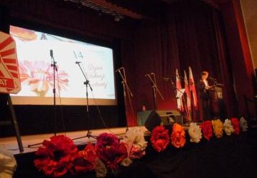 Powitanie gości przybyłych na gminne obchody Święta Edukacji Narodowej przez dyrektora ZSP w Libuszy, panią Agnieszkę Kapustę.