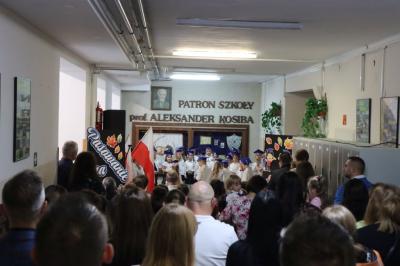 Uczniowie występują podczas uroczystości pasowania na ucznia