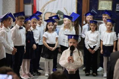 Uczniowie występują podczas uroczystości pasowania na ucznia