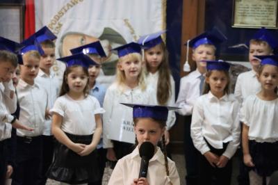 Uczniowie występują podczas uroczystości pasowania na ucznia