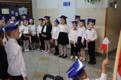 Uczniowie występują podczas uroczystości pasowania na ucznia