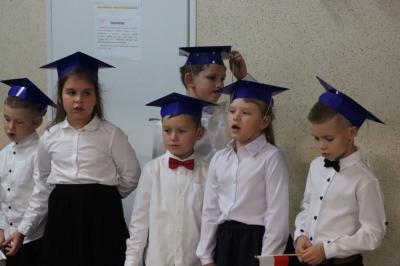 Uczniowie występują podczas uroczystości pasowania na ucznia