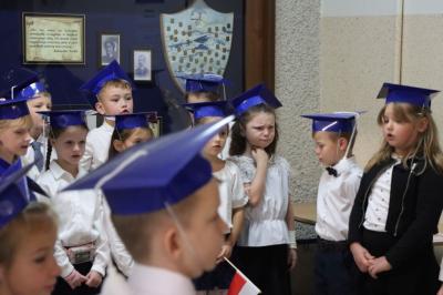 Uczniowie występują podczas uroczystości pasowania na ucznia