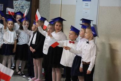 Uczniowie występują podczas uroczystości pasowania na ucznia