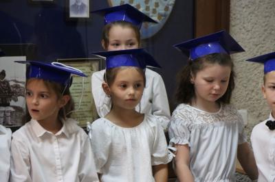 Uczniowie występują podczas uroczystości pasowania na ucznia