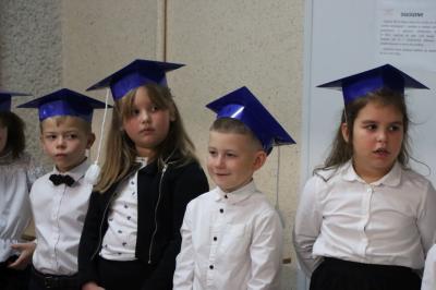 Uczniowie występują podczas uroczystości pasowania na ucznia