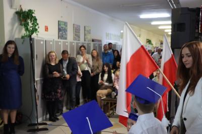 Uczniowie występują podczas uroczystości pasowania na ucznia