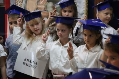 Uczniowie ślubują przysiegę podczas pasowania na ucznia