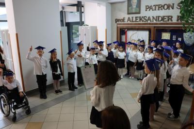 Uczniowie ślubują przysiegę podczas pasowania na ucznia