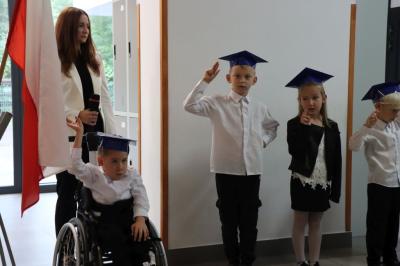 Uczniowie ślubują przysiegę podczas pasowania na ucznia