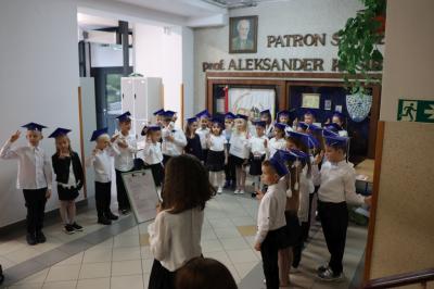 Uczniowie ślubują przysiegę podczas pasowania na ucznia