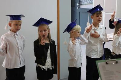 Uczniowie ślubują przysiegę podczas pasowania na ucznia