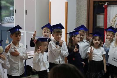 Uczniowie ślubują przysiegę podczas pasowania na ucznia